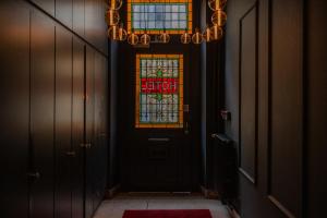 根特奥德伯根酒店的走廊上设有门和彩色玻璃窗