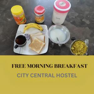 加尔各答City Central Hostel的一张桌子,上面放着一盘食物,上面放着香蕉和其他原料