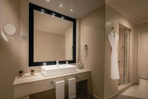 马拉喀什马拉喀什歌剧院广场酒店的一间带水槽和镜子的浴室