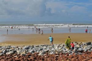 迪卡Hotel Sunny New Digha Near Sea Beach View Point - Couple Friendly的一群人在海滩上散步