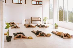 阿鲁甘湾Stay Golden的一群人躺在地板上参加瑜伽课