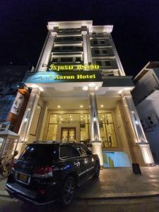 万象Aaron Hotel的停在酒店前的一条水槽