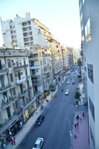 开罗Miramar Evergreen Hotel的享有街道和汽车及建筑的景色