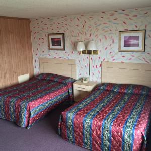 弗吉尼亚海滩麦克思里夫特莫特尔宾馆的一间酒店客房,房间内设有两张床
