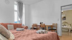 维也纳Davidov Stays Danube的一间带粉红色床的卧室和一间用餐室