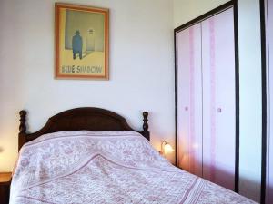 勒拉旺杜Maison Le Lavandou, 2 pièces, 5 personnes - FR-1-251-566的卧室配有一张挂在墙上的床铺