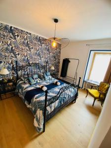 昂格拉尔诺扎克Auberge du relais d auniac Hotel Bar Restaurant Piscine的一间卧室配有一张带蓝白色毯子的床