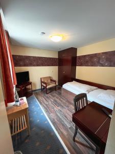 巴特贝特里希Vintagehotel Adler的酒店客房配有两张床和一张书桌