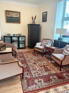 巴特贝特里希Vintagehotel Adler的客厅配有椅子和地毯