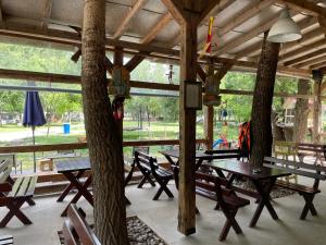 贝拉茨尔克瓦Camping Oaza的树亭里的一组桌椅