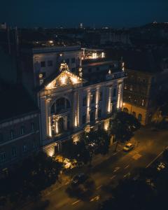 布达佩斯Mystery Hotel Budapest的一座晚上点亮的建筑,灯火通明