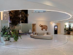 累西腓累西腓丽筠酒店的大堂配有沙发,墙上挂着大象