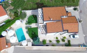 布罗达里卡Laura Apartments的享有带游泳池的别墅的顶部景致