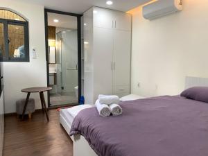 胡志明市LUCY HOTEL & APARTMENT的一间卧室配有一张床,上面有两条毛巾