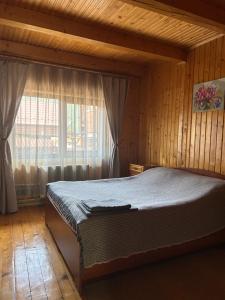 布克维Guest House Kaspiy的一间带床的卧室,位于带窗户的房间内