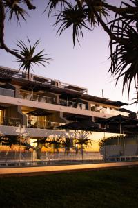 努萨角Netanya Noosa Beachfront Resort的一座棕榈树建筑