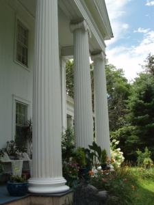 米斯蒂克1833之家住宿加早餐旅馆的房屋上的一组白色柱子