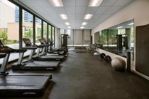芝加哥Sonder South Wabash的健身房,配有一排跑步机和机器