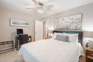 特拉基Truckee Mountain Retreat Family-Friendly 3BR-2BA的一间卧室配有一张床和吊扇