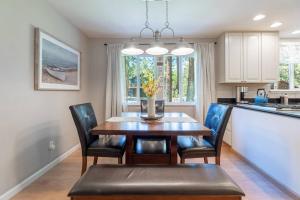 特拉基Truckee Mountain Retreat Family-Friendly 3BR-2BA的厨房以及带桌椅的用餐室。