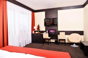 布拉格萨帕酒店的酒店客房 - 带一张床和一张带椅子的桌子
