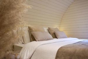 什鲁斯伯里EASTRIDGE GLAMPING的一张白色的床,上面有枕头