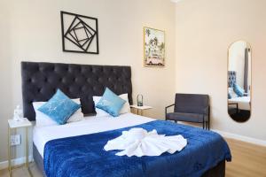 开普敦City Club Circle的一间卧室配有一张带蓝色毯子的大床