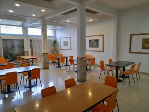 卡尔德拉Hotel CostaFósil的自助餐厅内带桌椅的用餐室