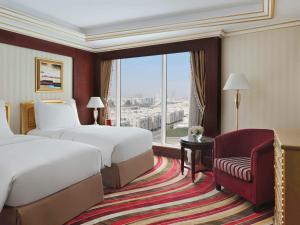 吉达星吉达莫闻比克城酒店的酒店客房带两张床、椅子和窗户