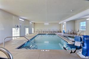 BeulahCobblestone Hotel & Suites - Beulah的一个带椅子的大型游泳池