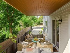 奥斯汀Home in Cherrywood with Private Backyard的一个带沙发和门廊桌子的庭院