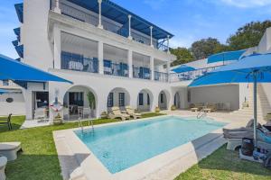 西迪·布·赛义德La Menara Hotel & SPA的一座带游泳池的大型白色房屋