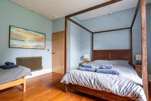 Clayton WestHolmfield House的一间卧室配有一张带蓝色枕头的大床