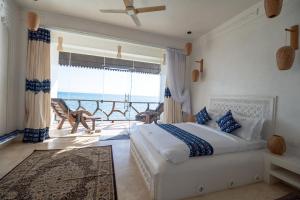 桑给巴尔Royal Cliff Zanzibar的一间卧室设有一张床,享有海景