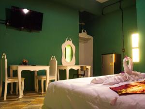 蔻立卡萨库尔酒店的一间卧室配有一张床、一张桌子和一面镜子
