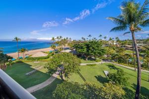 拉海纳OUTRIGGER Kāʻanapali Beach Resort的从度假村的阳台上可欣赏到海滩景色