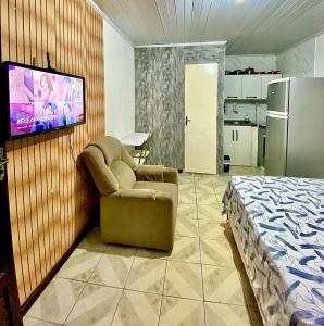 萨尔瓦多Kitnet Completa Centro Histórico的一间带床、椅子和电视的房间