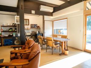 高松Takayanagi Ryokan - Vacation STAY 88522v的客厅配有桌椅