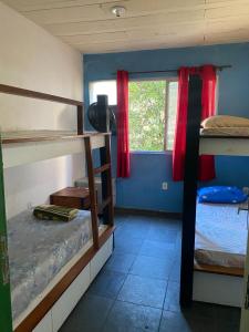 里约热内卢Hostel Alzira House Vidigal的客房设有两张双层床和一扇窗户。