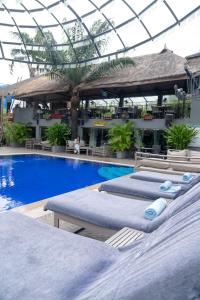 拉各斯河豚酒店的度假村内带两张床的游泳池