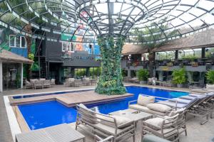 拉各斯河豚酒店的一座带游泳池和玻璃天花板的建筑