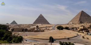 开罗Egypt Pyramids Inn的享有吉萨金字塔和前面道路的景色