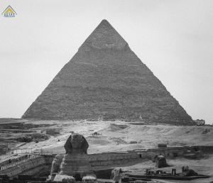 开罗Egypt Pyramids Inn的金字塔的黑白照片