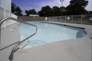 埃格港乡Hampton Inn Egg Harbor Township Atlantic City的一个带金属扶手的大型游泳池