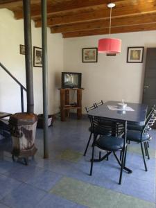 吉亚迪诺镇Del Carmen的一间用餐室,配有黑色的桌子和椅子