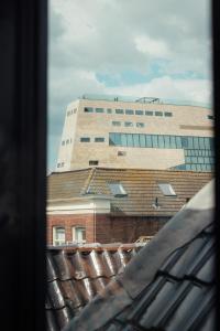 格罗宁根PJs Hostel的从窗户可欣赏到高楼的景色