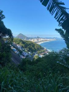 里约热内卢Hostel Alzira House Vidigal的从山丘上欣赏海景