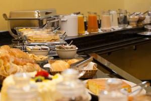 瓜拉普阿瓦阿塔拉亚帕拉斯酒店的包含多种不同食物的自助餐