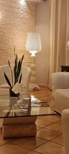 Monastir守护神酒店的客厅配有咖啡桌和台灯。