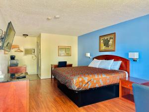 汉普顿Hampton Motor Inn的一间卧室设有一张床和蓝色的墙壁